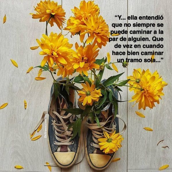 Y... ella entendió que no siempre se puede caminar a la para de alguien. Que de vez en cuando hace bien caminar un tramo sola...